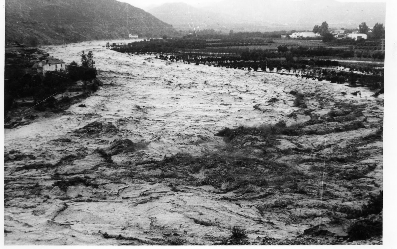 Precipitaciones y avenidas en Almería durante el período normalizado 1961-90. Contribución al estudio de los paisajes del agua